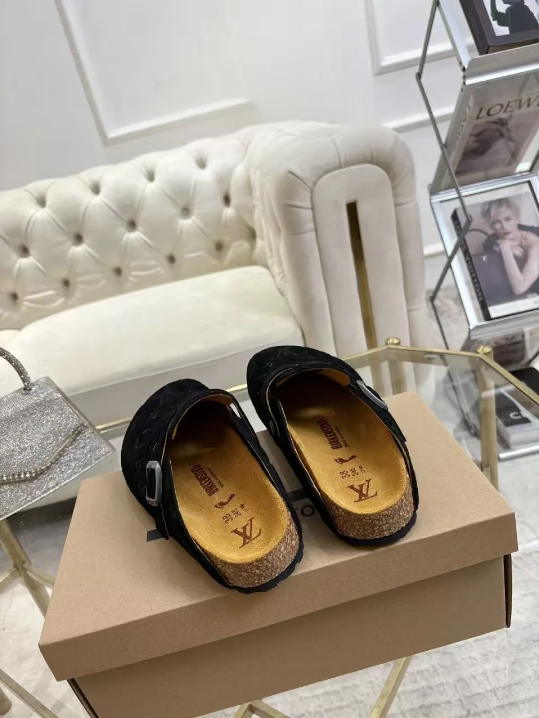 Women's p560 Men's p580 ✨ LV couple's toe-cap slippers | Full of high-end feel, you can walk with wind! ✨ This pair of LV classic toe-cap slippers is simply a "walking grass-planting machine"! Original three-dimensional embossed cowhide + cowhide fabric, the texture is high-end at first glance, and you will become a rich daughter/son in seconds ~💅 🌟 Why must you join TA? ✔️ Original embossed cowhide - clear texture but not cheap, classic presbyopia yyds ✔️ Belt buckle + metal logo - ecstatic control of details, exquisite to the heel! ✔️ Sheepskin lining + cushioned footbed - it feels like stepping on clouds ☁️, and you won’t feel tired when you go shopping~ ✔️ Non-slip rubber sole - walking is as stable as a mountain, and you are not afraid of slipping on rainy days!  👫 The best outfit for couples: Whether it’s shorts, T-shirts👕 or long skirts and suits👗, pairing these shoes with each other will immediately create a lazy and high-end atmosphere! Everyday outings/vacations, no matter what you shoot, it will look like a blockbuster📸🔥 The texture and foot feel that only the higher version can have, it is not a hit or a hit! Heartbeat is not as good as action. True love is true when both pairs are in pairs~💖 #LVcoupleslippers #高色综合 #好看不狠的 Feet #couples’ must-have